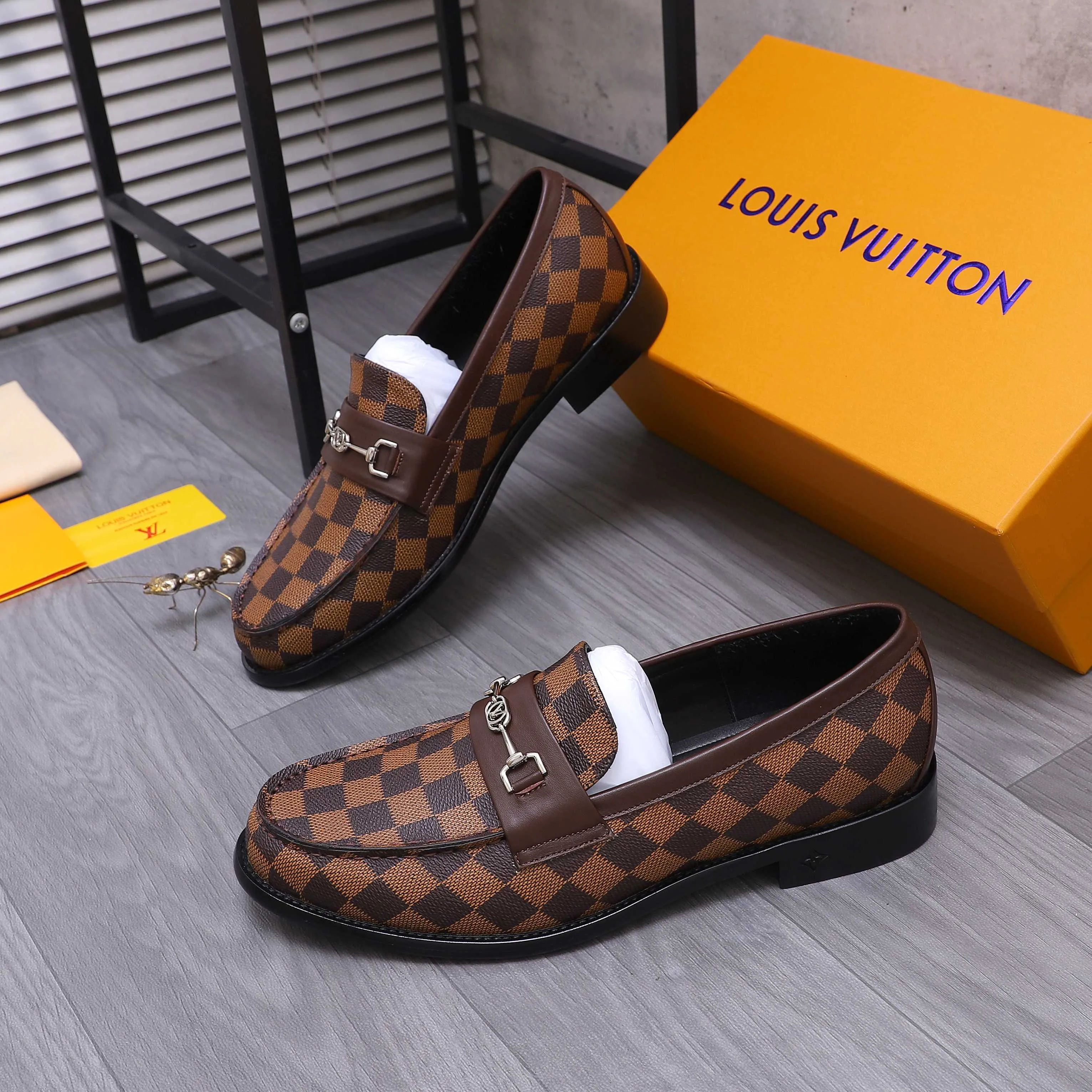 Men's shoes 💰660 Product trademark: LV [Louis Vuitton] business casual slip-on leather shoes, regular size. Size: 39-44 (38.45 custom-made, non-returnable) Product materials: Selected classic plaid upper, cowhide lining, original outsole